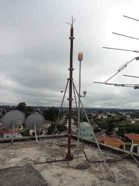 Mastro com captor instalado na cobertura de um prédio, com estais e cabo de descida