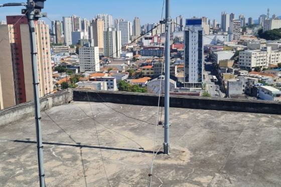 Projeto de SPDA e para-raios executado em edifício em São Paulo, registro 7 de 16: cobertura, captor, cabo de descida e caixa de inspeção de aterramento