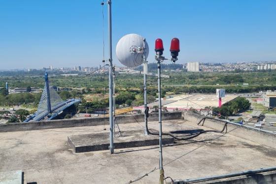 Projeto de SPDA e para-raios executado em edifício em São Paulo, registro 8 de 16: cobertura, captor, cabo de descida e caixa de inspeção de aterramento