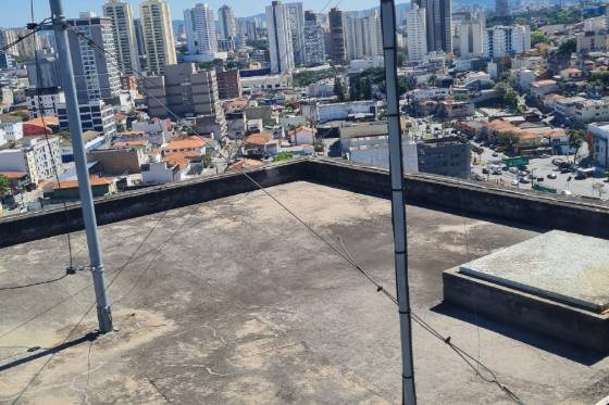 Projeto de SPDA e para-raios executado em edifício em São Paulo, registro 10 de 16: cobertura, captor, cabo de descida e caixa de inspeção de aterramento